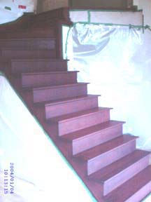 Un escalier teint couleur acajou.