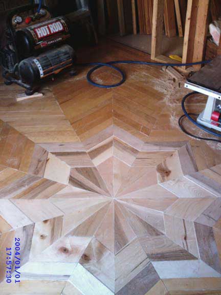 un autre plancher de bois franc en forme d'étoile à huit branches.